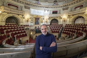 Ferruccio Martinotti, 57 anni, direttore del Museo nazionale del Risorgimento di Torino, nell'aula del Parlamento subalpino, a Palazzo Carignano, che ospitò per un po' anche il primo Parlamento italiano. Foto Paolo Siccardi/Walkabout per Famiglia Cristiana..