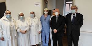 Inaugurazione e benedizione di un nuovo reparto Covid al Cottolengo di Torino. Sopra: Camilliane e Camilliani in corsia a Casoria (Napoli)