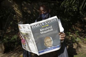 I giornali danno la notizia della morte del presidente (foto AP) 