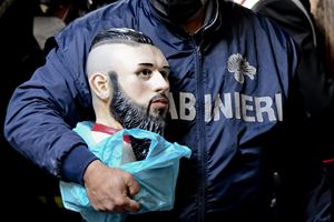 Il busto del 'baby boss' Emanuele Sibillo, ucciso in un agguato di camorra, portato via dai carabinieri dalla cappella votiva allestita nel palazzo del centro storico dove risiede la famiglia a Napoli (foto Ansa, Ciro Fusco) 