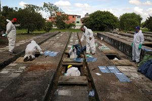 Nel cimitero di Vila Nova Cachoeirinha (San Paolo) vengono riesumati i cadaveri per lasciare spazio alle nuove vittime del Covid (foto Reuters).