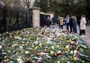 Fiori, lacrime e un minuto di silenzio sui campi, l'addio della Gran Bretagna al principe Filippo