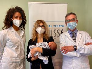 A sinistra, la dottoressa Kimta Ngaradoumbe Nanhornguè; Anna Parola, l'immunologa che per prima si è sottoposta al vaccino e il dottor Gianfranco Jorizzo, responsabile del servizio di Medicina Prenatale