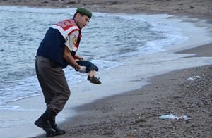 Il corpo di Alan Kurdi tra le braccia di un soccorritore