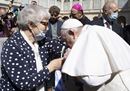 Il Papa incontra Lidia Maksymowicz, sopravvissuta ad Auschwitz, e bacia il numero sul braccio