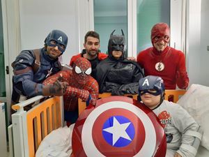 Matteo Villardita Vestito da Spiderman porta il sorriso tra i bambini  malati - Famiglia Cristiana