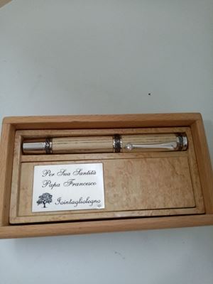 La penna stilografica personalizzata donata da Scarpino al Pontefice