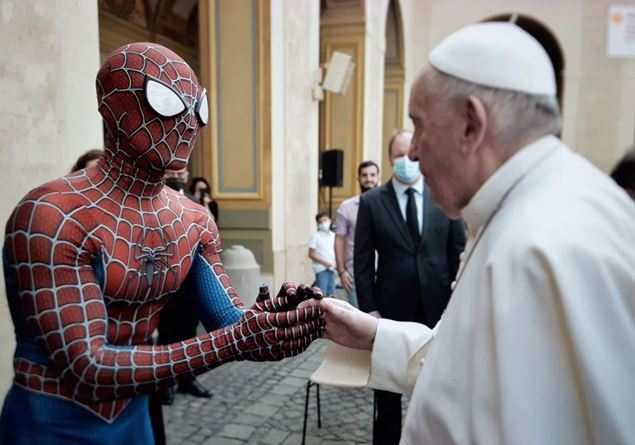 L'incontro tra Papa Francesco e Spiderrman - Famiglia Cristiana