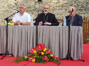 Monsignor Pierbattista Pizzaballa (al centro) ad Aquileia nel luglio 2021