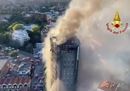 Le immagini dell'incendio di Milano. I Vigili del Fuoco: «Mai vista una cosa così»