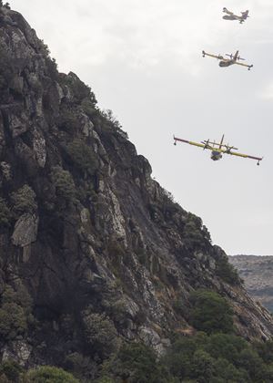 L'intervento di alcuni Canadair a Santu Lussurgiu, nella provincia di Oristano, per contrastate gli incendi, il 26 luglio 2021. Foto: Fabio Murru. 