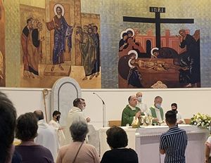 il Papap ha nominato amministratore apostolico dell'arcidiocesi di Catanzaro monsignor  Angelo Raffaele Panzetta, 55 anni, già arcivescovo di Crotone-Santa Severina (nella foto sopra, mentre concelbra). In alto, monsignor Vincenzo Bertolone, arcivescovo dimissionario di Catanzaro-Squillace, 74 anni.  