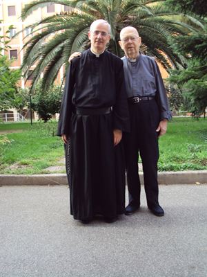 Padre Francesco Bamonte e don Gabriele Amorth nel giardino della Società San Paolo a Roma