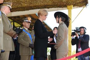 Monica Graziana Contrafatto, 40 anni, riceve la medaglia d'oro dalle mani dell'allora ministro della Difesa Roberta Pinotti.