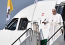 Il Papa sul volo per Budapest: «Da Alitalia al mio cerimoniere, questo è il viaggio degli addii»