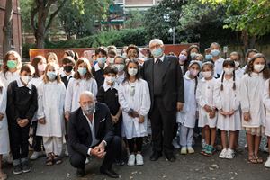 Il ministro dell'Istruzione Patrizio Bianchi, 69 anni, in visita alla scuola Elementare Carducci di Bologna per il primo giorno di scuola (Ansa)