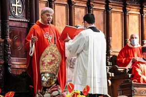 Monsignor Domenico Battaglia, arcivescovo di Napoli, 58 anni. Foto Ansa. In alto e in copertina: la cattedrale di Napoli dedicata a Santa Maria Assunta.
