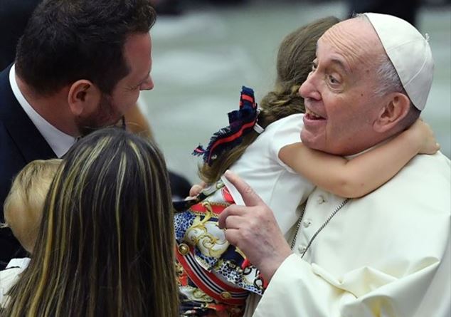 Un segno luminoso di pace alla festa per Papa Giovanni