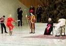Il Papa all'udienza si diverte con gli artisti del circo