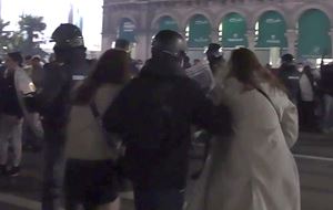 Due delle ragazze vittime di violenze la notte di Capodanno in piazza Duomo a Milano (foto Ansa).
