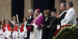 Sopra, in alto e in copertina: alcuni momenti di un incontro di preghhiera ecumenico con cattolici, protestanti e ortodossi a Oberammergau, in Germania, il 15 maggio 2010.  Foto Reuters.