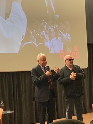 Da sinistra, Marco Tarquinio, 64 anni, direttore del quotidiano "Avvenire", e il regista Gianfranco Rosi, 58, a Milano, durante l'anteprima del film "In viaggio". Foto di Luciano Regolo.  