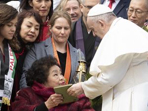 Setsuko Thurlow, sopravvissuta alla bomba atomica sganciata dagli Stati Uniti d'America a Nagasaki, incontra papa Francesco in Vaticano il 20 marzo 2019. Foto Ansa. 