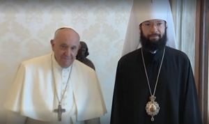 Papa Francesco con Antonio di Volokolamsk durante l'udienza in Vaticano del 5 agosto scorso.