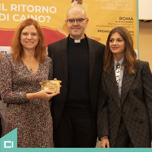 Al centro monsignor Davide Milani, tra Susanna Nicchiarelli (a sinistra) e Margherita Mazzucco (a destra) il giorno della consegna del premio Fuori Campo