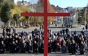 Il 6 novembre 2021 vescovi e fedeli francesi pregano, a Lourdes, per le vittime di abusi sessuali. 