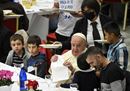 Papa Francesco a pranzo con i suoi 1.300 ospiti
