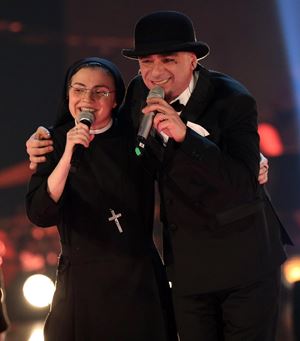 Suor Cristina con J-Ax nel 2014 durante la finale di The Voice (Ansa)