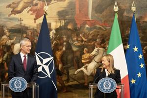 Da sinistra,  il Segretario generale della Nato, il norvegese Jens Stoltenberg, 63 anni, con il Presidente del Consiglio italiano, Giorgia Meloni, 45. 