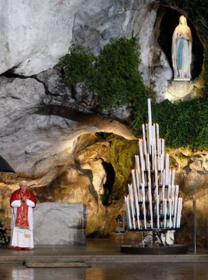 Papa Benedetto XVI a Lourdes. Foto Reuters. 