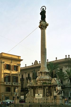 Palermo, la colonna dell'Immacolata (da Wikipedia). In alto e in copertina: la statua della Vergine ornata di fiori; la cerimonia avvenuta l'8 dicembre 2021 (foto Ansa). 