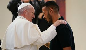 Papa Francesco in un momento della sua visita alla comunità Nuovi Orizzonti il 24 settembre 2019. 