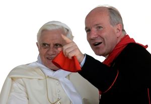 Il cardinale  Christoph Schönborn, oggi 77 anni, arcivescovo di Vienna, con papa Benedetto XVI (1927-2022) in piazza San Pietro, a Roma, il 2 agosto 2006.  Foto Reuters. In alto e in copertina. il Papa emerito e il cardinale Schönborn il 4 novembre 2005.  Foto Ansa.