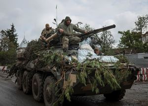 Un mezzo corazzato ucraino nel villaggio di Dolyna, il 23 settembre  2022. Foto Reuters.
