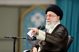 L'ayatollah Seyyed Ali Hoseyni Khamenei, 83 anni, politico e religioso sciita.  È la Guida suprema dell'Iran. 