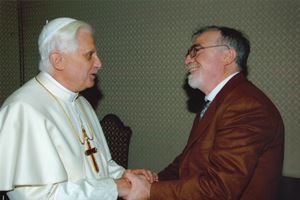 Elio Guerriero, 74 anni, teologo e scrittore, in uno dei suoi incontri con papa Benedetto XVI, oggi 94. Foto da Facebook