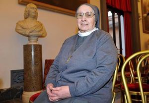Suor Eugenia Bonetti, Missionaria della Consolata. Foto Ansa., In alto e in copertina: una donna etiope denuncia nel marzo 2021 vessazioni e violenze subite. Foto Reutrers.
