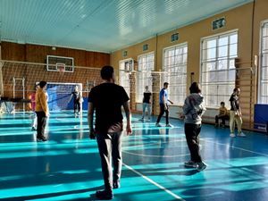 Studenti e professori mentre giocano a pallavolo.