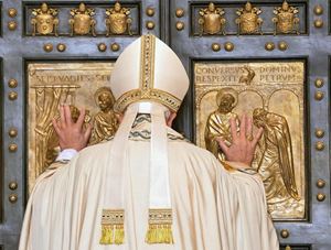 Il Papa apre la Porta Santa di San Pietro l'8 dicembre 2015. Queste e le altre foto sono dell'agenzia Ansa.  