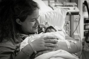 Un'immagine di Silvia e del piccolo Giacomo poco dopo la nascita. Il bambino è vissuto solo otto ore.