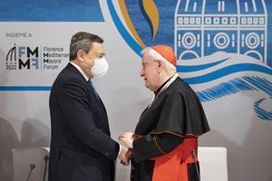 Draghi e il cardinale Bassetti. Foto Ansa.