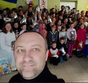 Don Oleh Ladnyuk, salesiano, 39 anni, con i ragazzini di Luhansk (foto dal profilo Facebook)