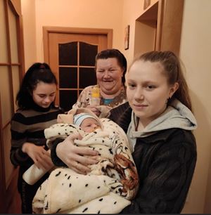 Alcune delle profughe di Lysyshansk- tra cui una giovane mamma con suo figlio neonato - portate in salvo a Leopoli da don Oleh Ladnyuk.