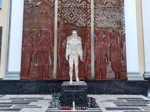 Il monumento ai caduti del conflitto del 2014 a Zhytomyr.