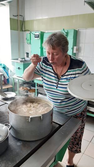 La direttrice della scuola mentre prepara da mangiare per la gente accolta nel rifugio antiaereo.
