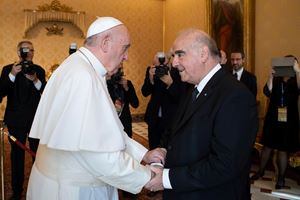 La stretta di mano tra papa Francesco e il presidente di Malta, George Vella, in Vaticano, il 16 settembre 2019. Foto Reuters. 